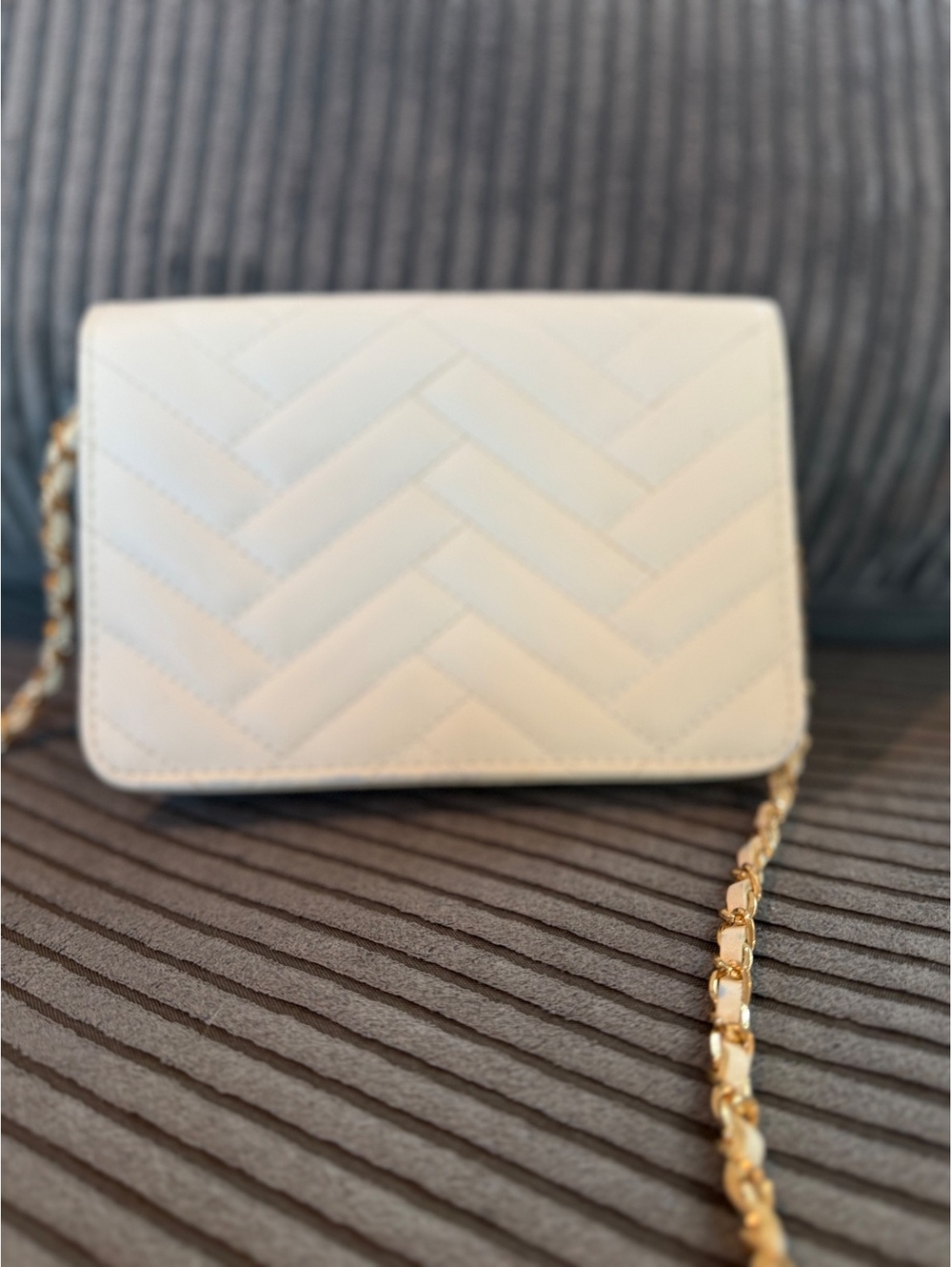 bebe Los Angeles White Quilted Crossbody Bag with Gold Chain - Picture 4 of 9